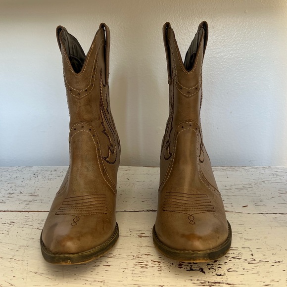 VERY VOLATILE Tan & Gold Markie Western Bootie - Picture 4 of 8